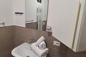 Douche, bidet, serviettes fournies