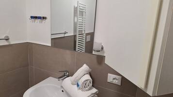 Een douche, een bidet, handdoeken