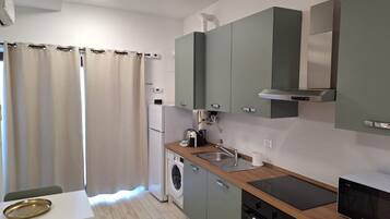 Kühlschrank, Mikrowelle, Geschirrspüler, Toaster