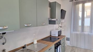 Kühlschrank, Mikrowelle, Geschirrspüler, Toaster