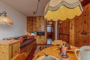 Apartment, Non Smoking, Mountain View | Living area