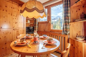 Apartment, Non Smoking, Mountain View | Living area