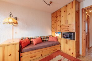 Apartment, Non Smoking, Mountain View | Living area