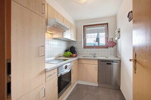 Fridge, oven, stovetop, coffee/tea maker