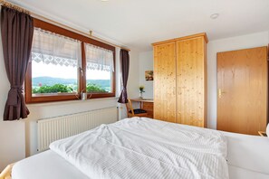 1 bedroom, WiFi, bed sheets - Haus Hochtalblick Apartment "Rechberg" with Panoramic View, Wi-Fi, DreiWelten-Card Included (Bernau im Schwarzwald)