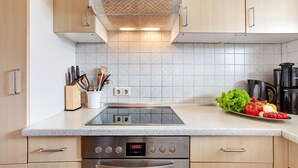 A modern kitchen with a built-in stove, oven, and a variety of utensils and appliances. - Haus Hochtalblick Apartment "Rechberg" with Panoramic View, Wi-Fi, DreiWelten-Card Included (Bernau im Schwarzwald)