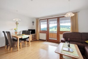 TV, stereo - Apartment "Rechberg" with Mountain Views, Shared Garden and Wi-Fi (Bernau im Schwarzwald)