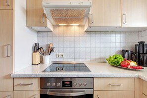 Fridge, oven, stovetop, dishwasher - Apartment "Rechberg" with Mountain Views, Shared Garden and Wi-Fi (Bernau im Schwarzwald)