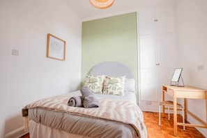 2 bedrooms, WiFi, bed sheets - City Centre Gem | 2-Bed Apartment (Worcester)