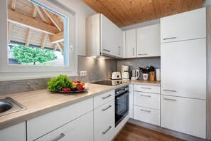 Frigorifero, forno, piano cottura, lavastoviglie