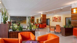 Lobby-lounge