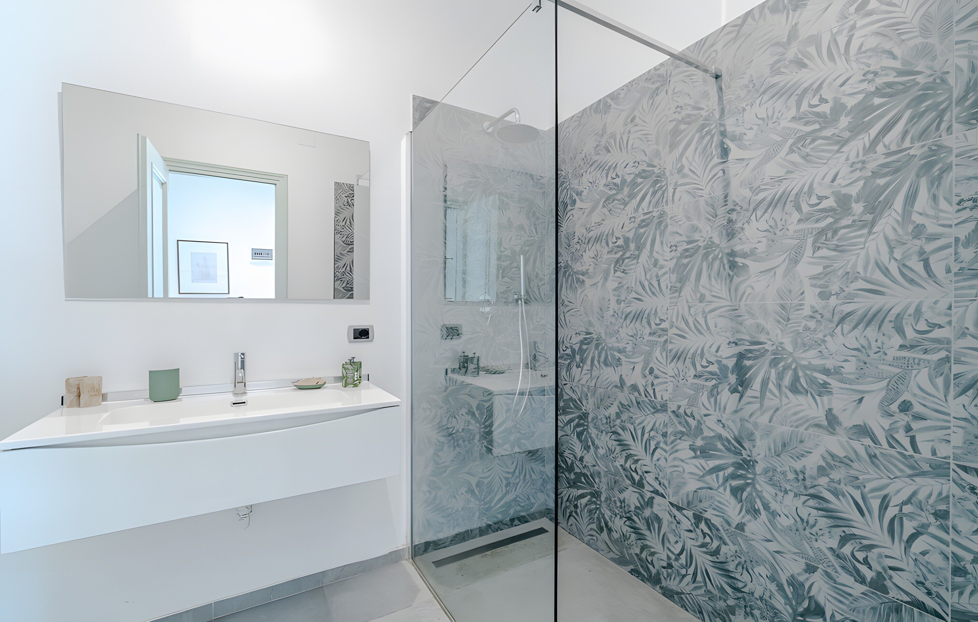 Dusche, kostenlose Toilettenartikel, Haartrockner, Handtücher