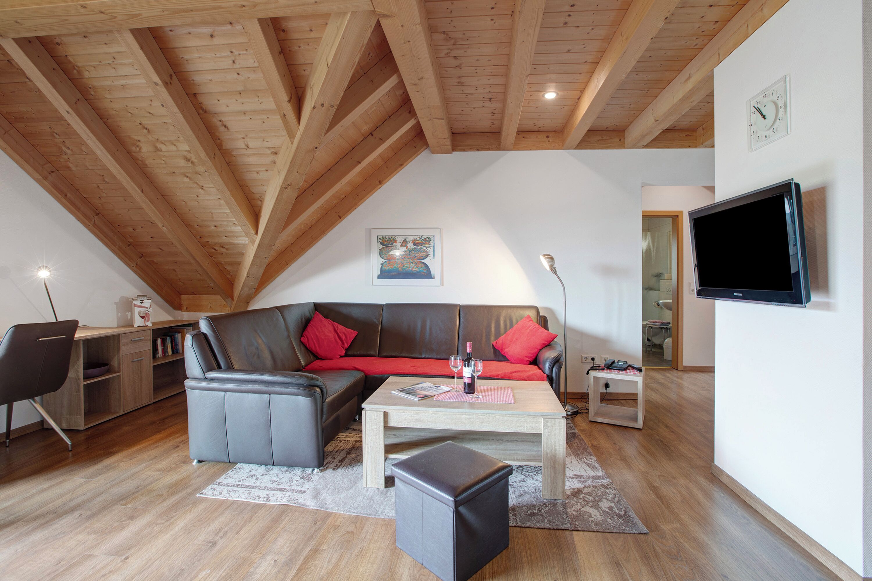 Télévision, table de tennis de table, chaîne hi-fi