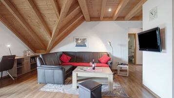 Fernseher, Tischtennisplatte, Stereoanlage