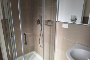 Regadera, amenidades de baño gratuitas, secadora de cabello, bidet 