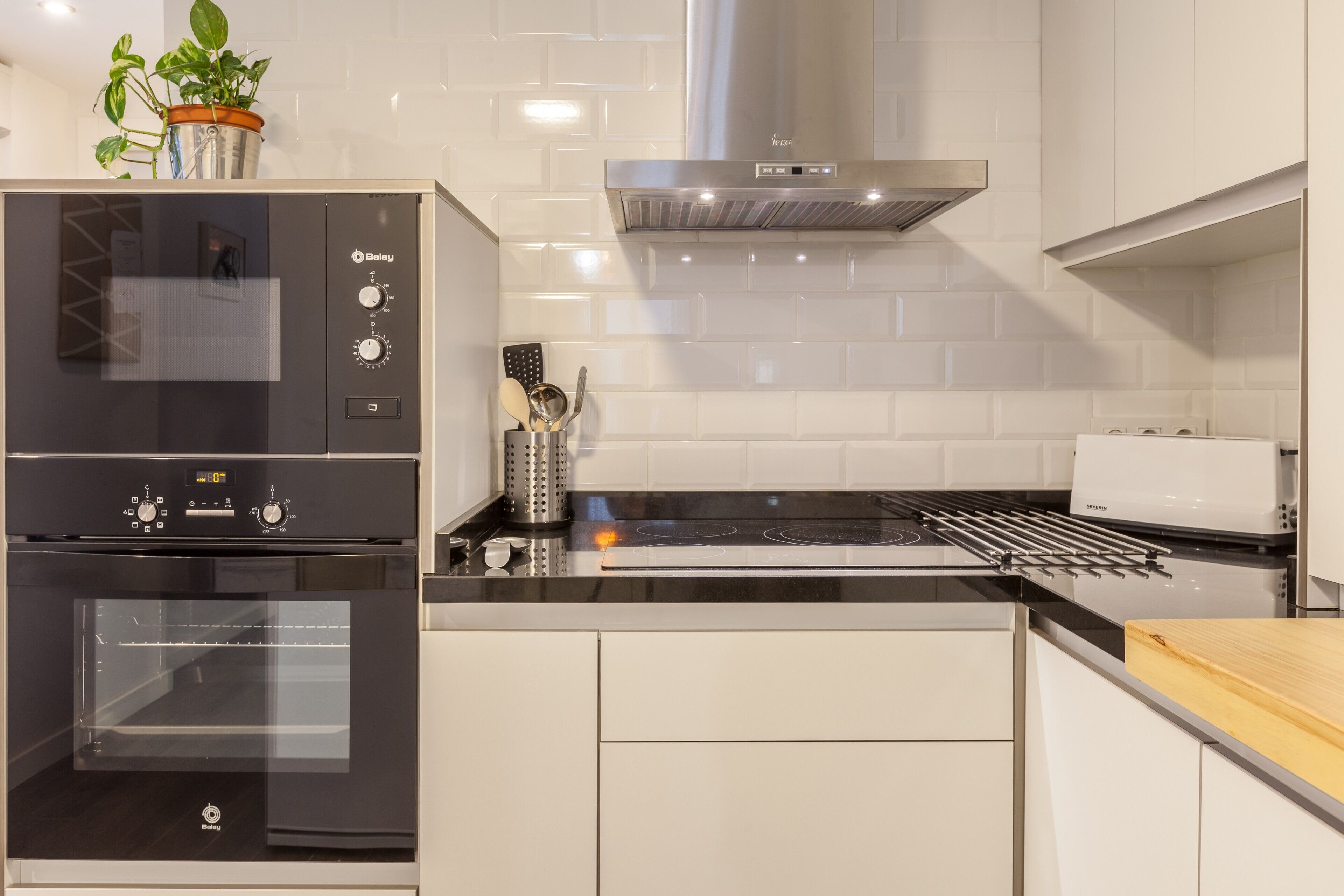 Refrigerador, microondas, horno y parrilla de estufa 