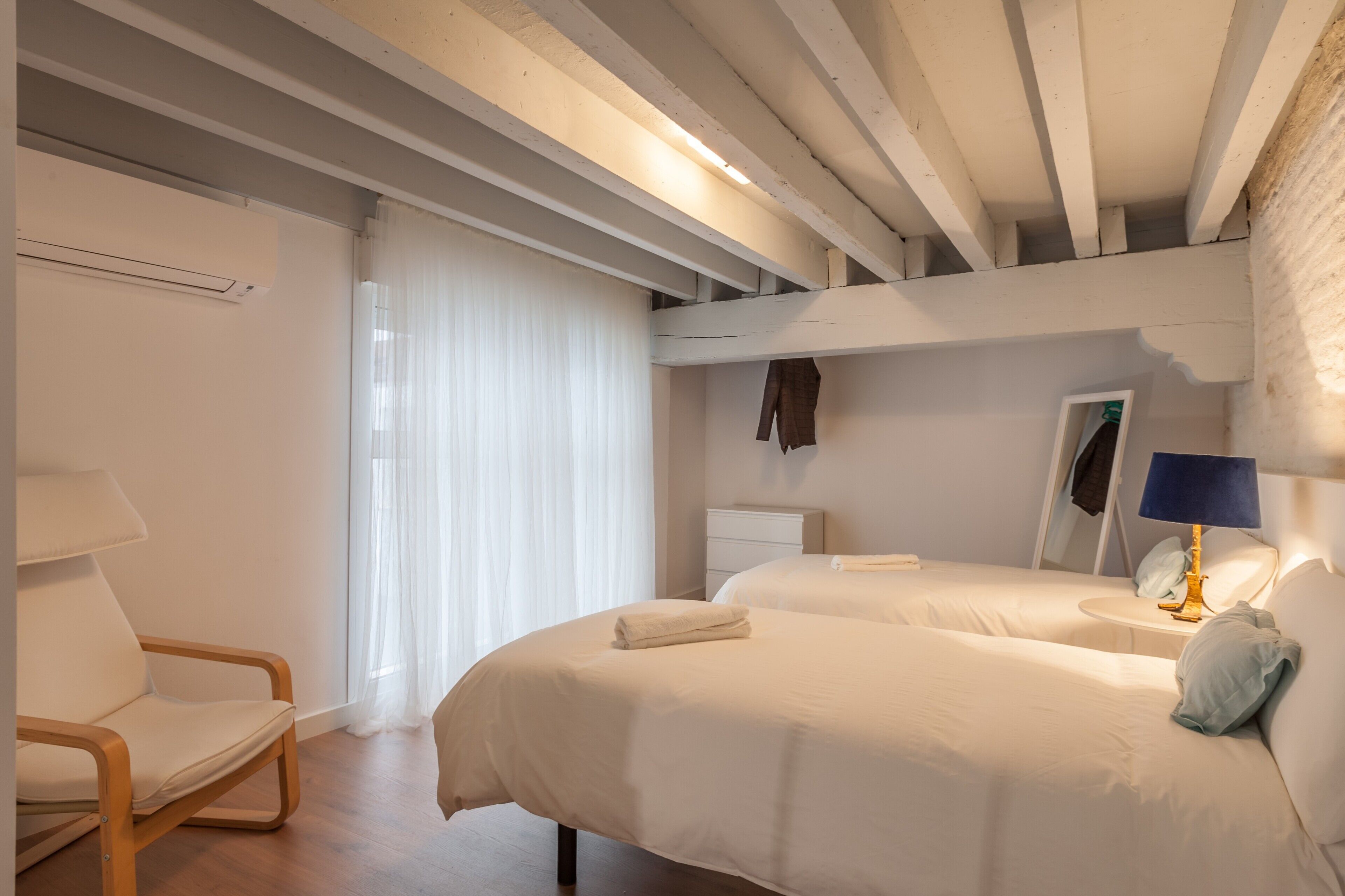 2 dormitorios, tabla de planchar con plancha, wifi y ropa de cama