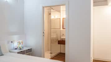 Tabla de planchar con plancha, wifi y ropa de cama