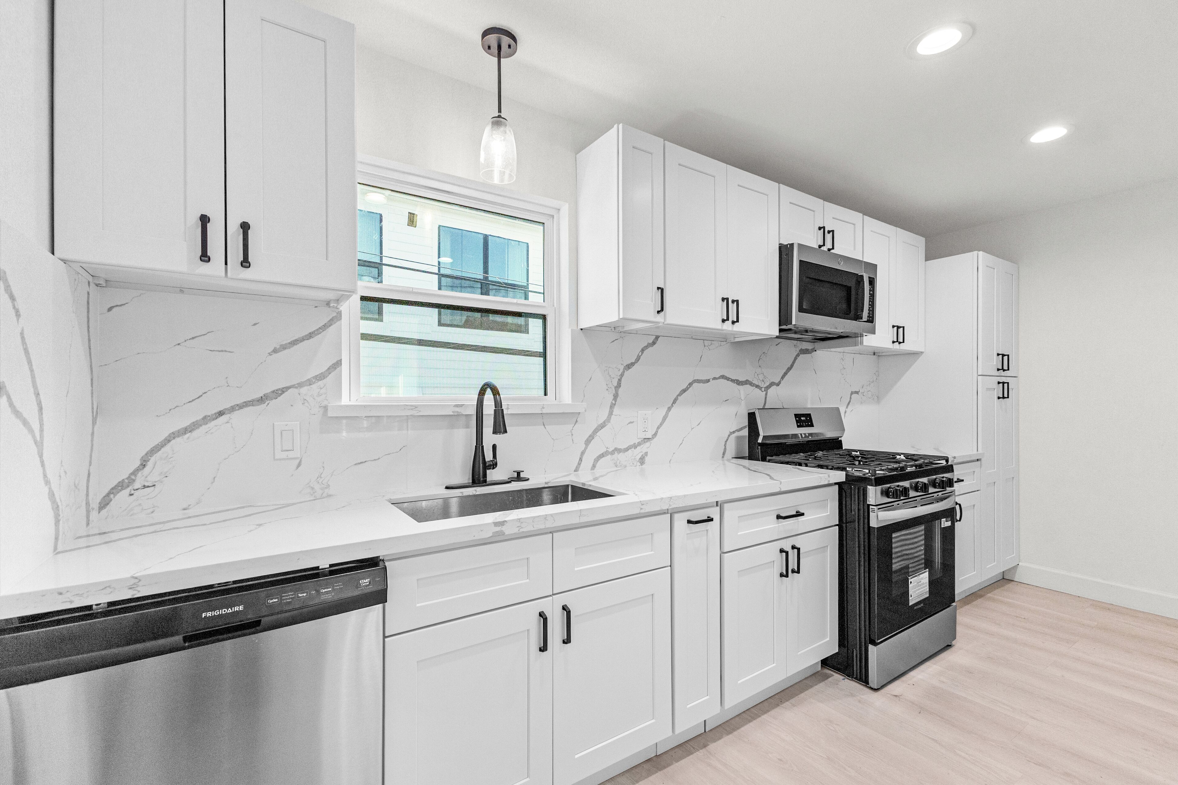 Micro-ondes, four, plaque de cuisson, lave-vaisselle