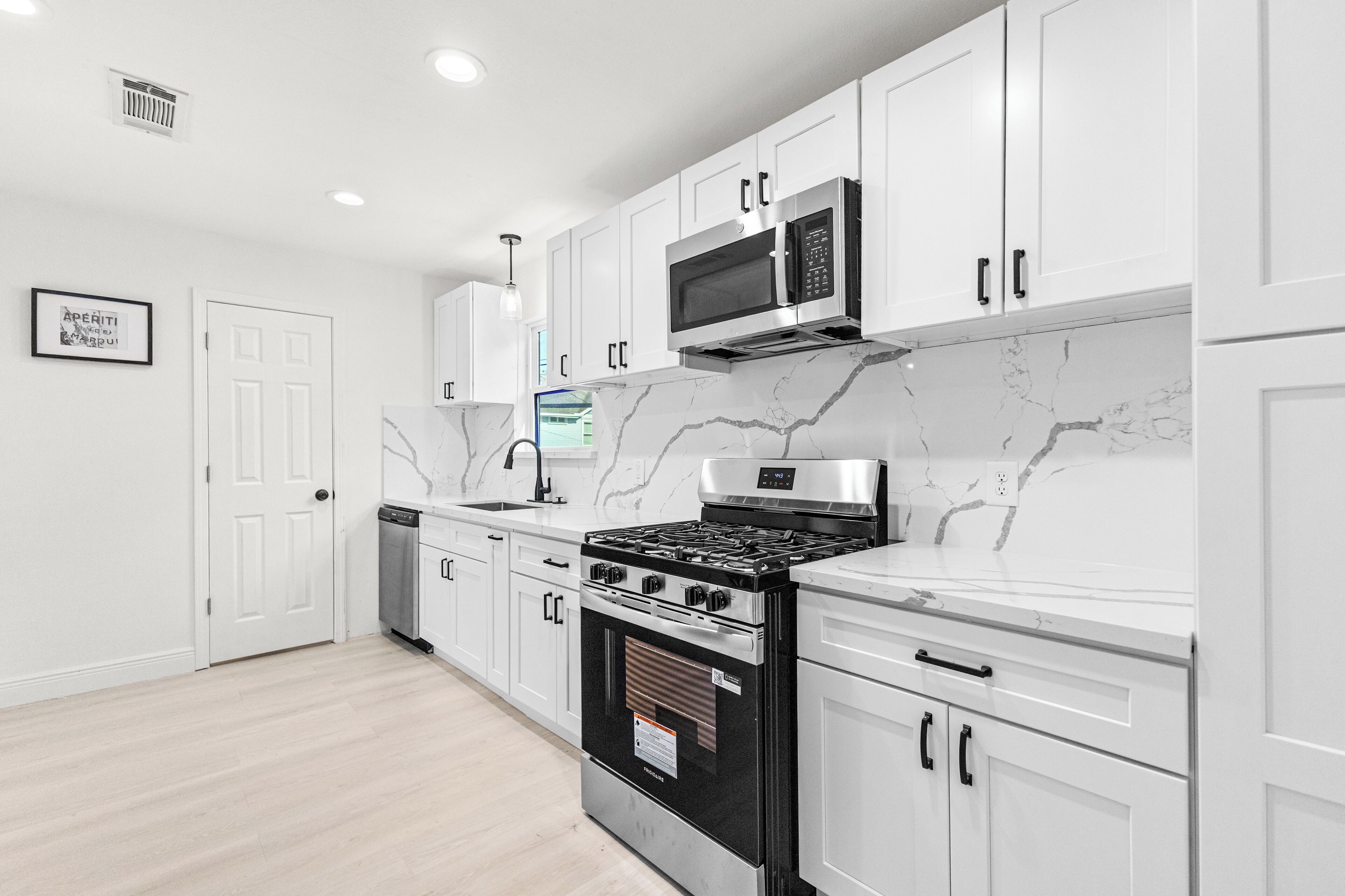 Four à micro-ondes, un four, surface de cuisson, lave-vaisselle