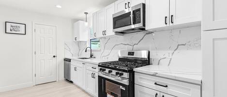 Microondas, horno, parrilla de estufa y lavavajillas