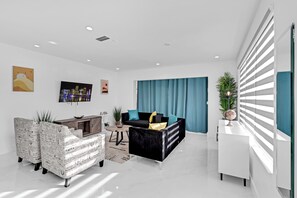 Smart TV, books - Miami Private Pool Home, 15 min to Beach, Aventura (Miami)