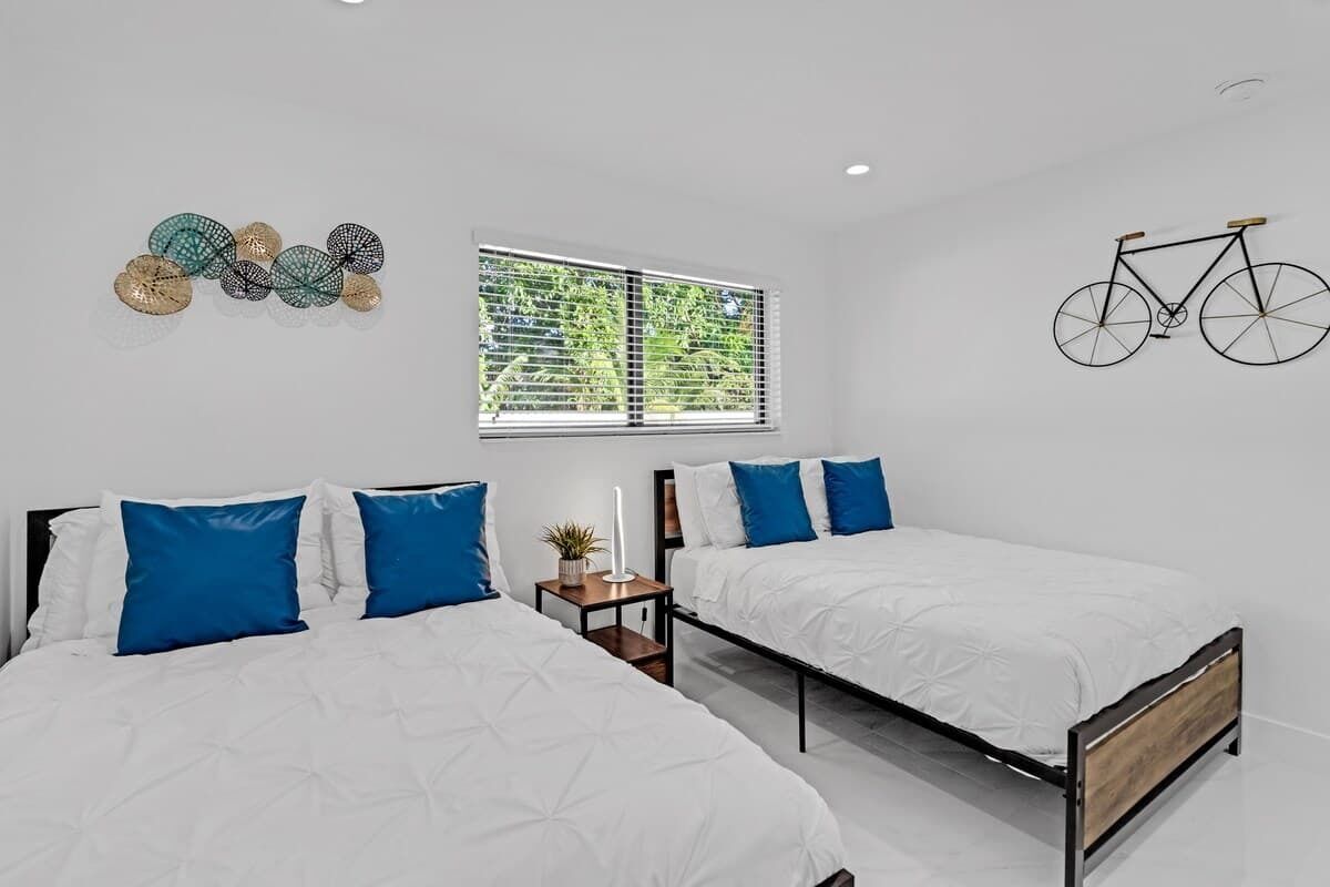 4 habitaciones, tabla de planchar con plancha y cuna de viaje 