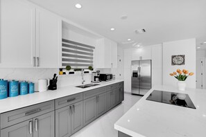 Fridge, microwave, oven, stovetop - Miami Private Pool Home, 15 min to Beach, Aventura (Miami)