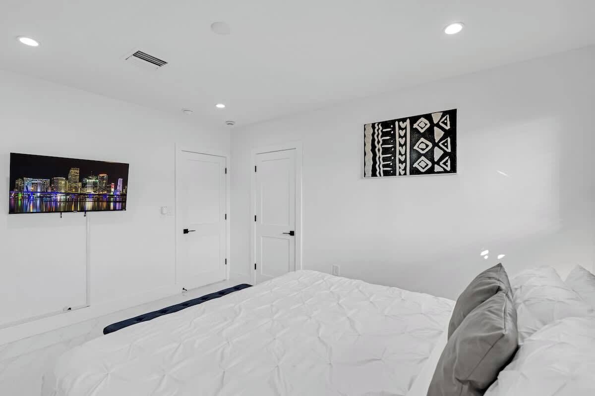 4 habitaciones, tabla de planchar con plancha y cuna de viaje 