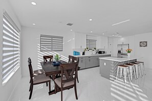 Dining - Miami Private Pool Home, 15 min to Beach, Aventura (Miami)