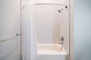 Hair dryer, towels, soap, toilet paper - Near Hospitals & DT ~ Roomy+Parking+W/D+Churchill (Louisville)