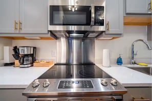 Private kitchen - Near Hospitals & DT ~ Roomy+Parking+W/D+Churchill (Louisville)