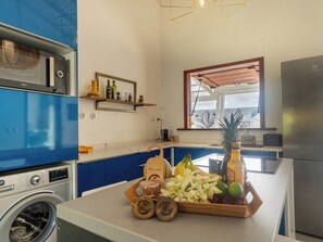 Jääkaappi, mikroaaltouuni, uuni, liesi