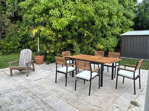 Outdoor dining - Welcoming 4-bedroom house with AC in Palmetto Bay (Palmetto Bay)