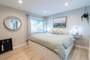 2 bedrooms, iron/ironing board, WiFi, bed sheets - Beautifully Remodeled Condo Steps from Pearl Street and the Flatirons (Boulder)