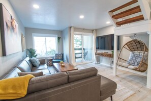 TV - Beautifully Remodeled Condo Steps from Pearl Street and the Flatirons (Boulder)
