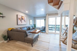 TV - Beautifully Remodeled Condo Steps from Pearl Street and the Flatirons (Boulder)