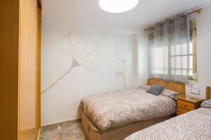 Tabla de planchar con plancha, wifi y ropa de cama 