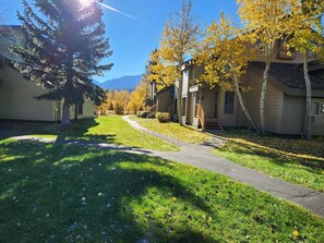 A residential area with houses, a pathway, and trees. - Snowcreek Resort Vacation Rental 224 (Mammoth Lakes)