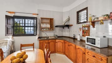 Kühlschrank, Mikrowelle, Herdplatte, Wasserkocher mit Kaffee-/Teezubehör