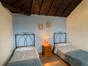 Een strijkplank/strijkijzer, wifi, beddengoed