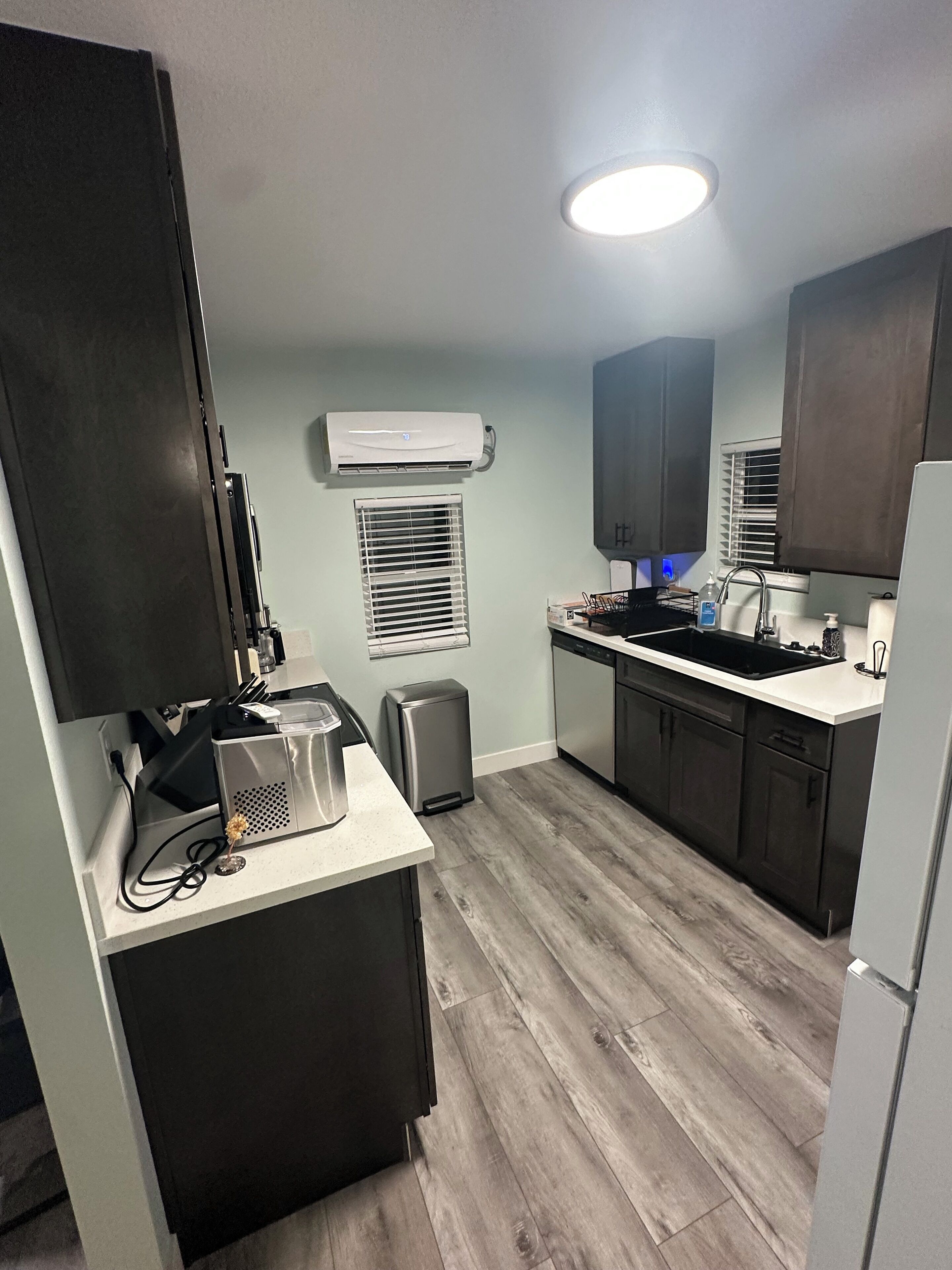 Een microgolfoven, een oven, een kookplaat, een vaatwasser