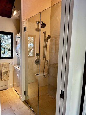 Bruser, håndklæder, Sæbe, Toiletpapir