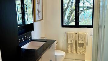 淋浴设施、毛巾、肥皂、卫生纸