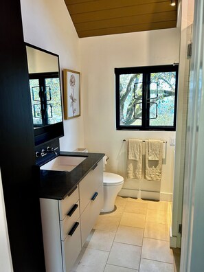 Suihku, pyyhkeet, saippua, vessapaperi