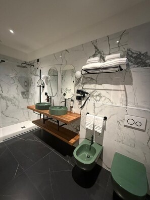 Sèche-cheveux, serviettes fournies, savon, shampoing