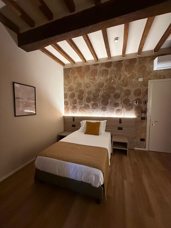 Yhden hengen comfort-huone | Tallelokero huoneessa, työpöytä