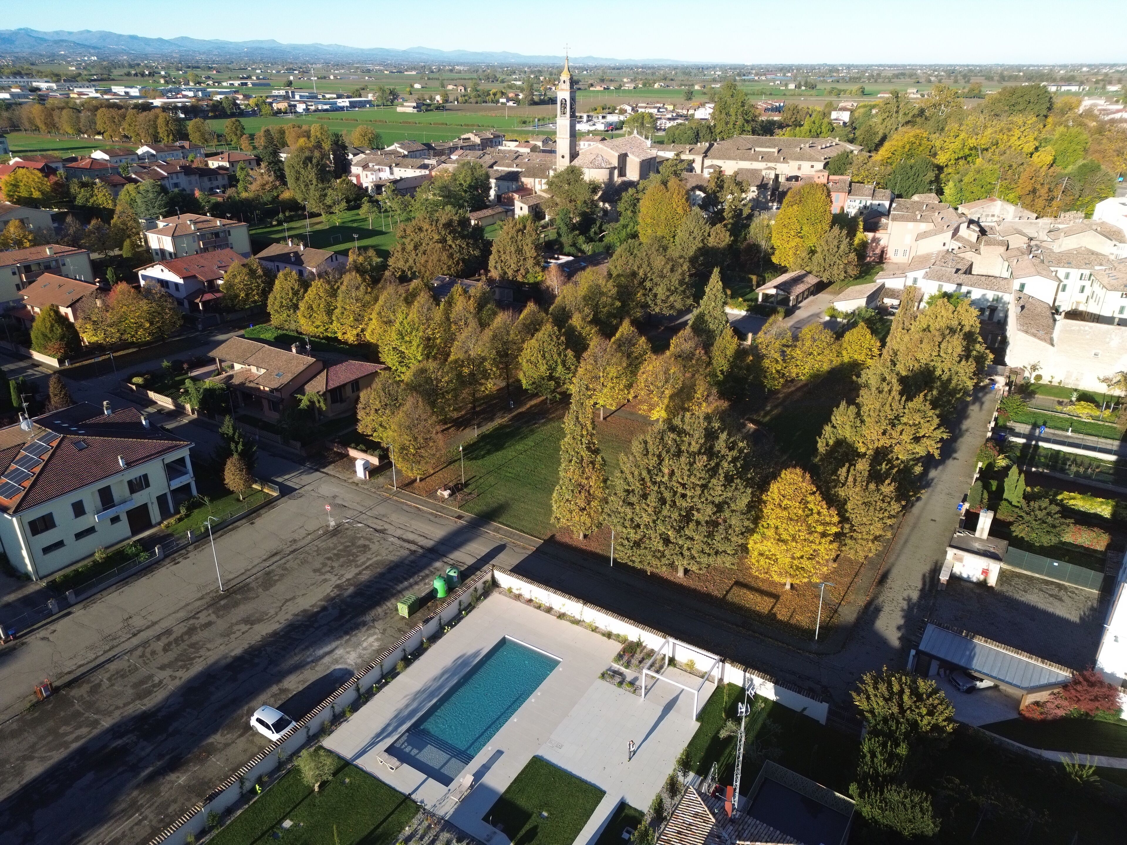 Seasonal outdoor pool, pool umbrellas, sun loungers