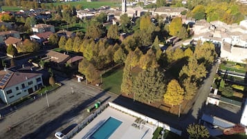 Außenpool (je nach Saison geöffnet), Sonnenschirme, Liegestühle