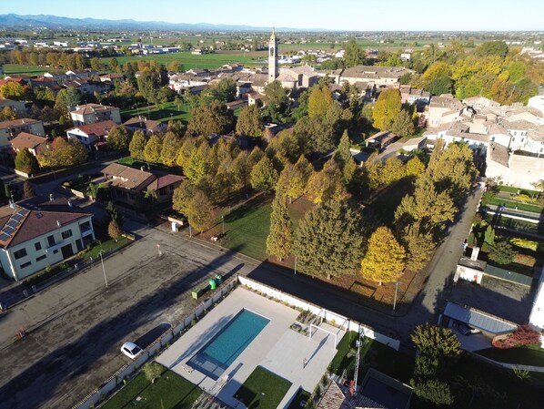 Piscine extérieure (ouverte en saison), parasols de plage
